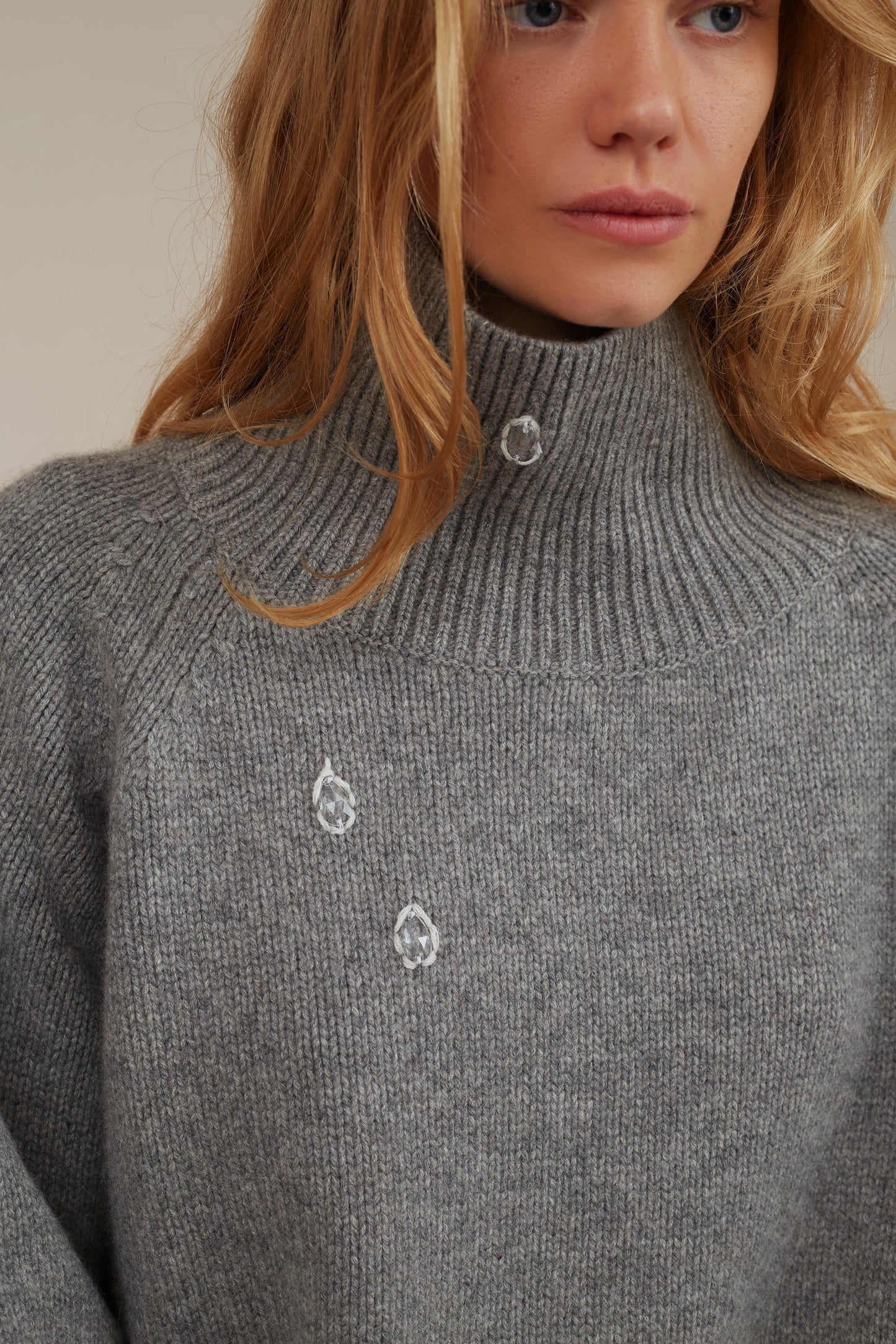 SERAFIN TURTLEECK EMBROIDERY CASHMERE SWEATER