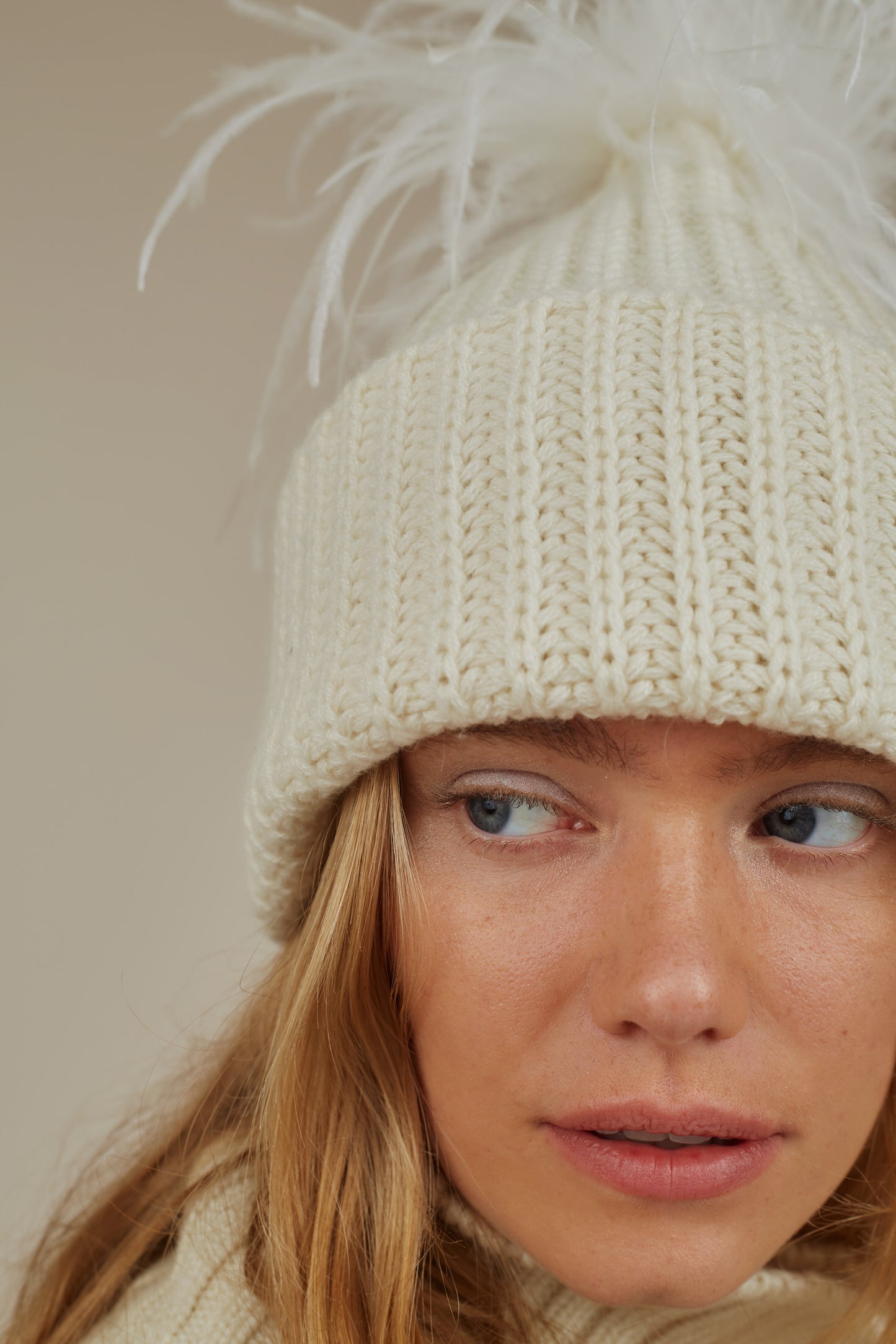 CLOVER FEATHER DECO CASHMERE BEANIE